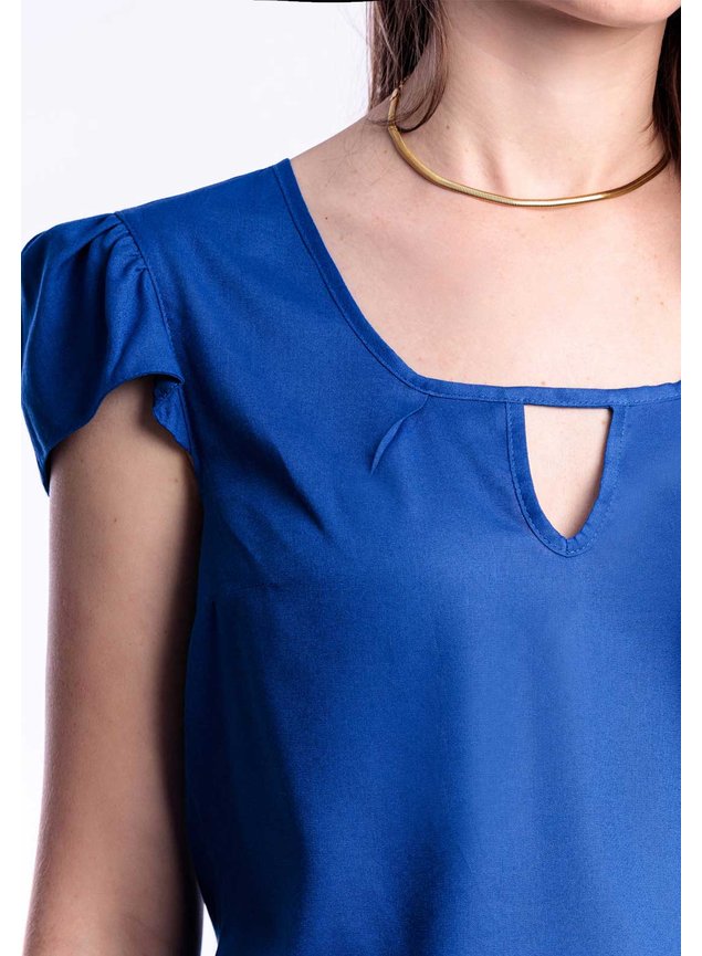 blusa azul detalhe