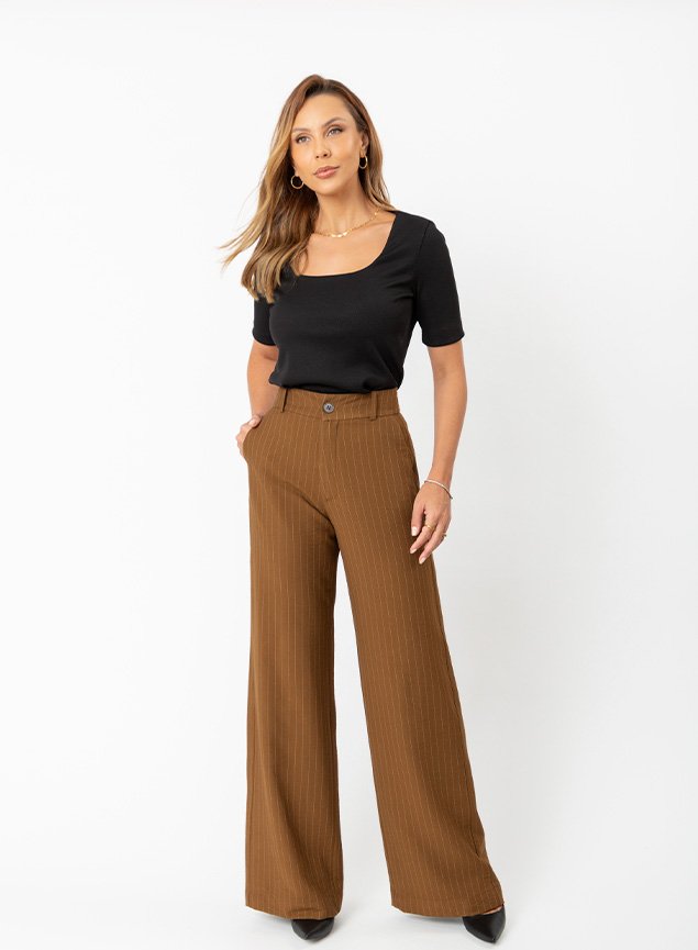 Blusa Malha Canelada Preta com Decote Quadrado e Acinturada