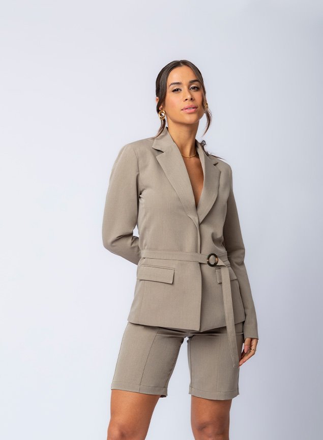 Blazer Alfaiataria Bege Oriana com Cinto e Ombreiras