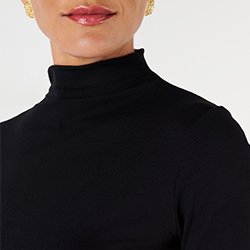 250x250 blusa gola alta malha preta brienne detalhe