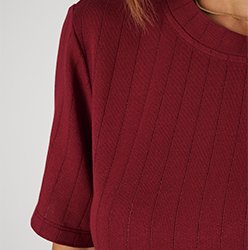 250x250 t shirt bordo emily com texturas detalhes