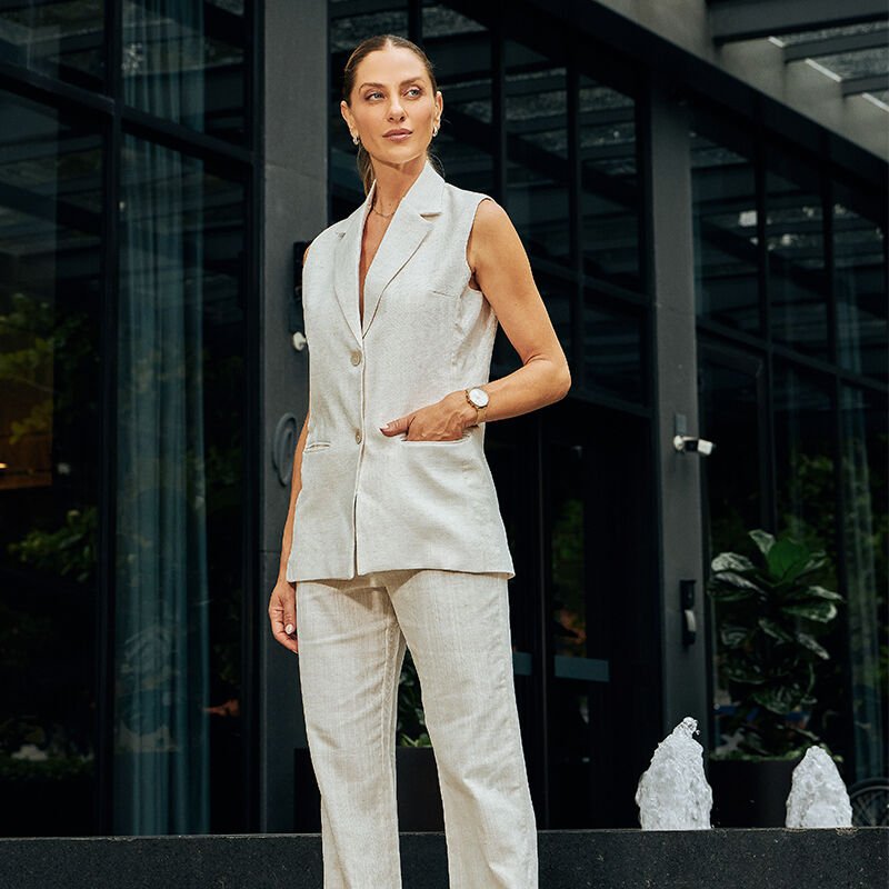 mulher em terno claro urbano