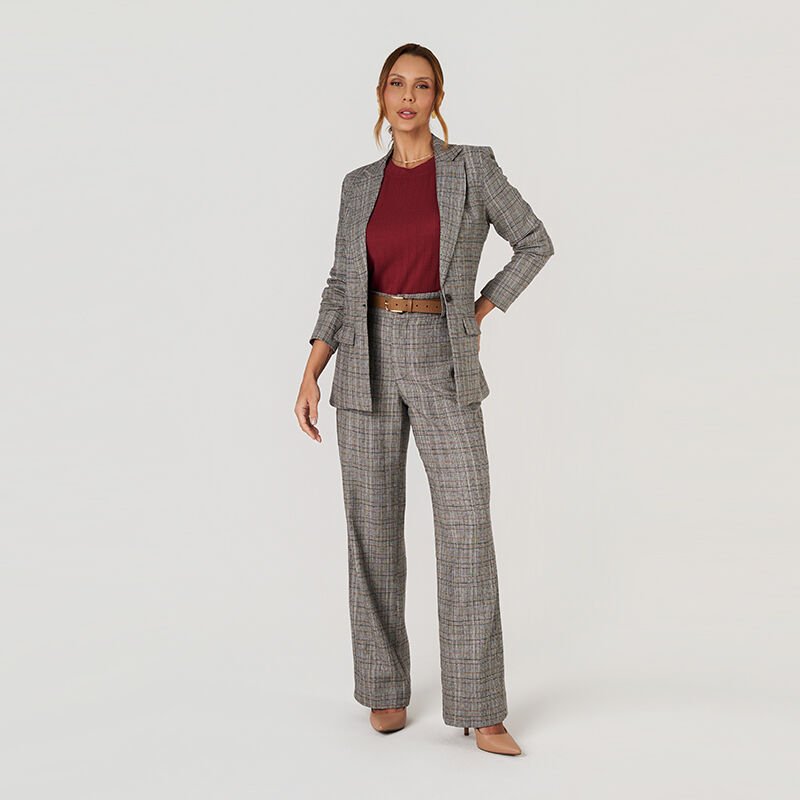 mulher terno xadrez marrom claro