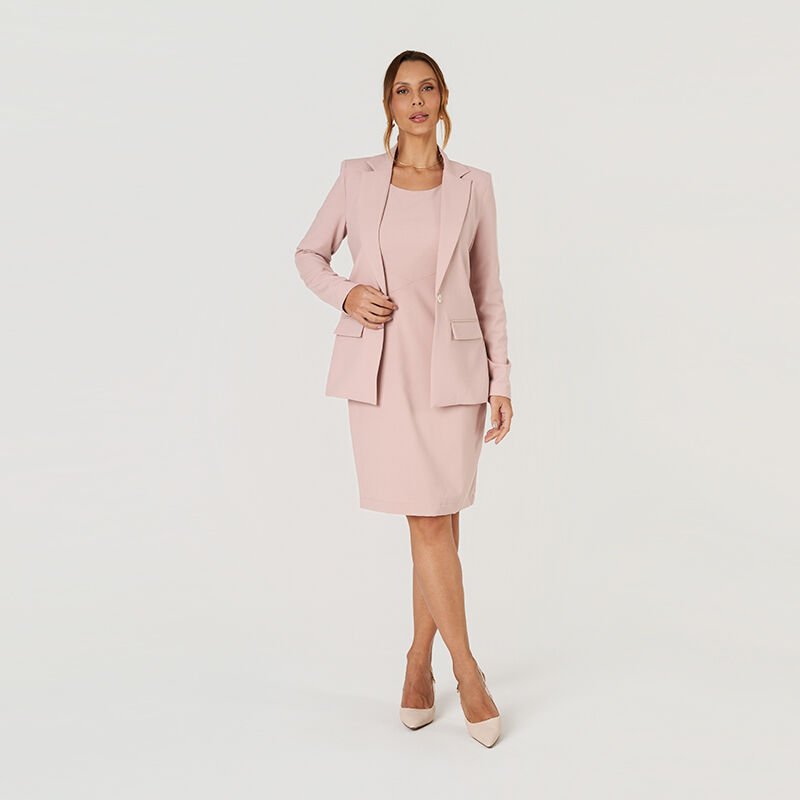 mulher traje rosa elegante