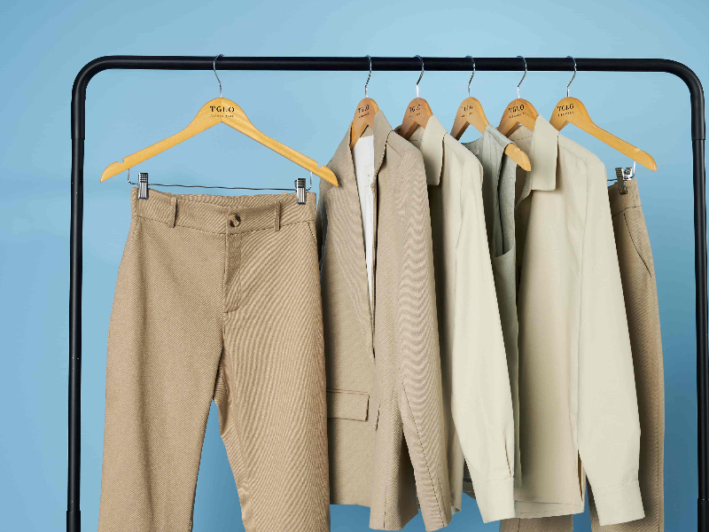 conjunto roupas cabides fundo azul